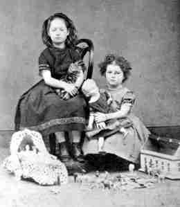 Two girls from Victorian times. Source: http://schoolworkhelper.net/raising-children-in-the-victorian-times/